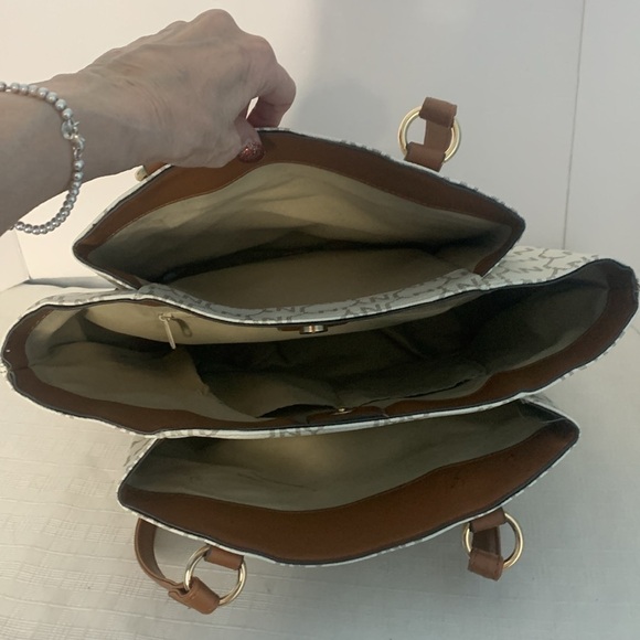 Jones, New York satchel - Picture 9 of 11